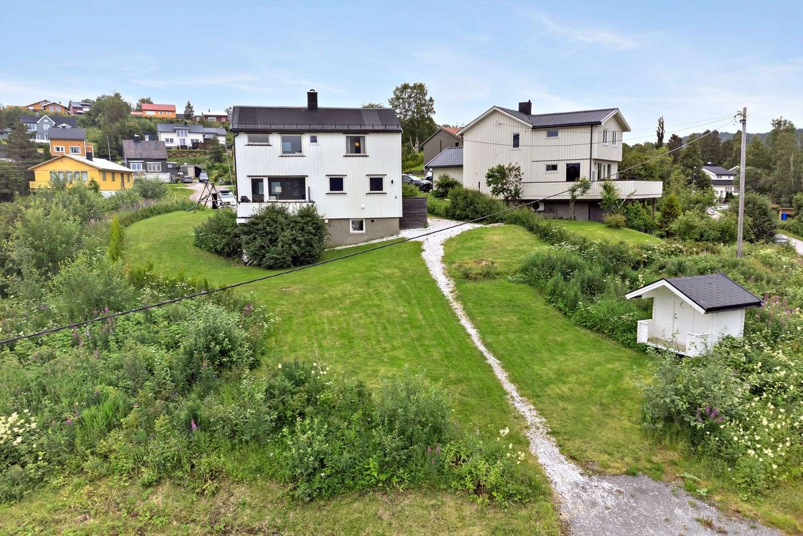 Gjennom de senere årene har boligen vært gjenstand for omfattende oppgraderinger. Blant annet er badet i andre etasje renovert, det er etablert et nytt kombinert bad/vaskerom i kjelleren, vann- og avløpsinstallasjoner er oppgradert. Galleribilde