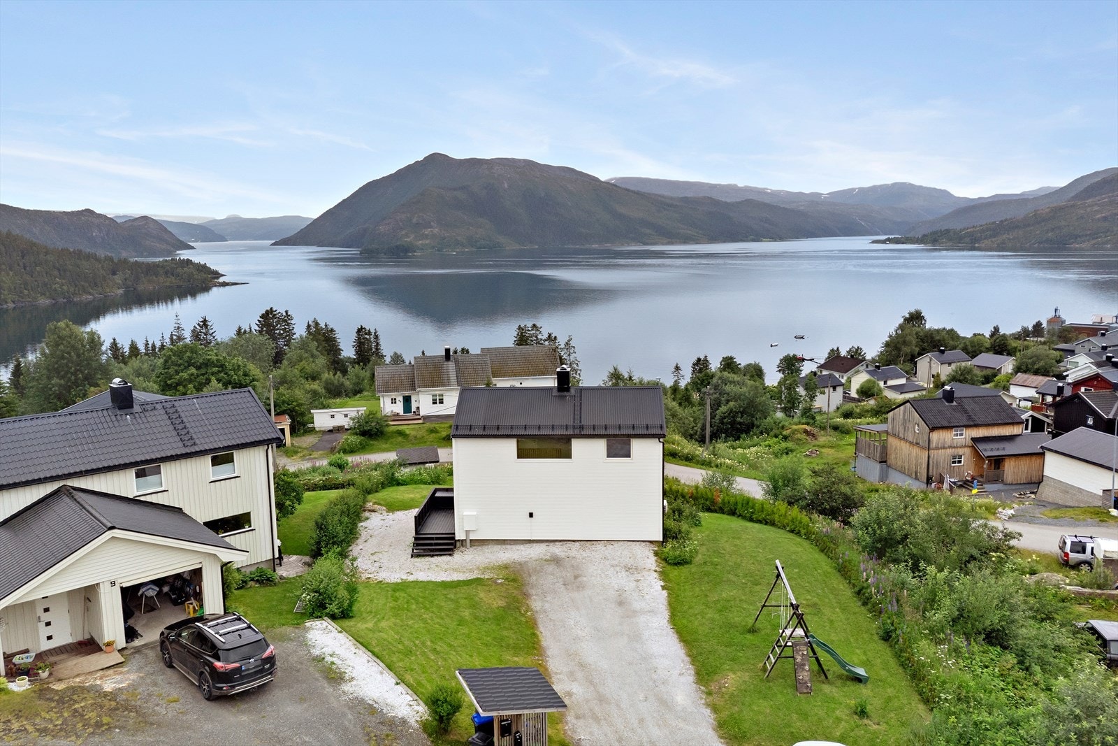 Her bor du høyt og fritt med en vidstrakt utsikt over Sørfjorden og det vakre fjellandskapet, samtidig som sentrum, skole, barnehage og øvrige servicetilbud ligger like i nærheten. Galleribilde