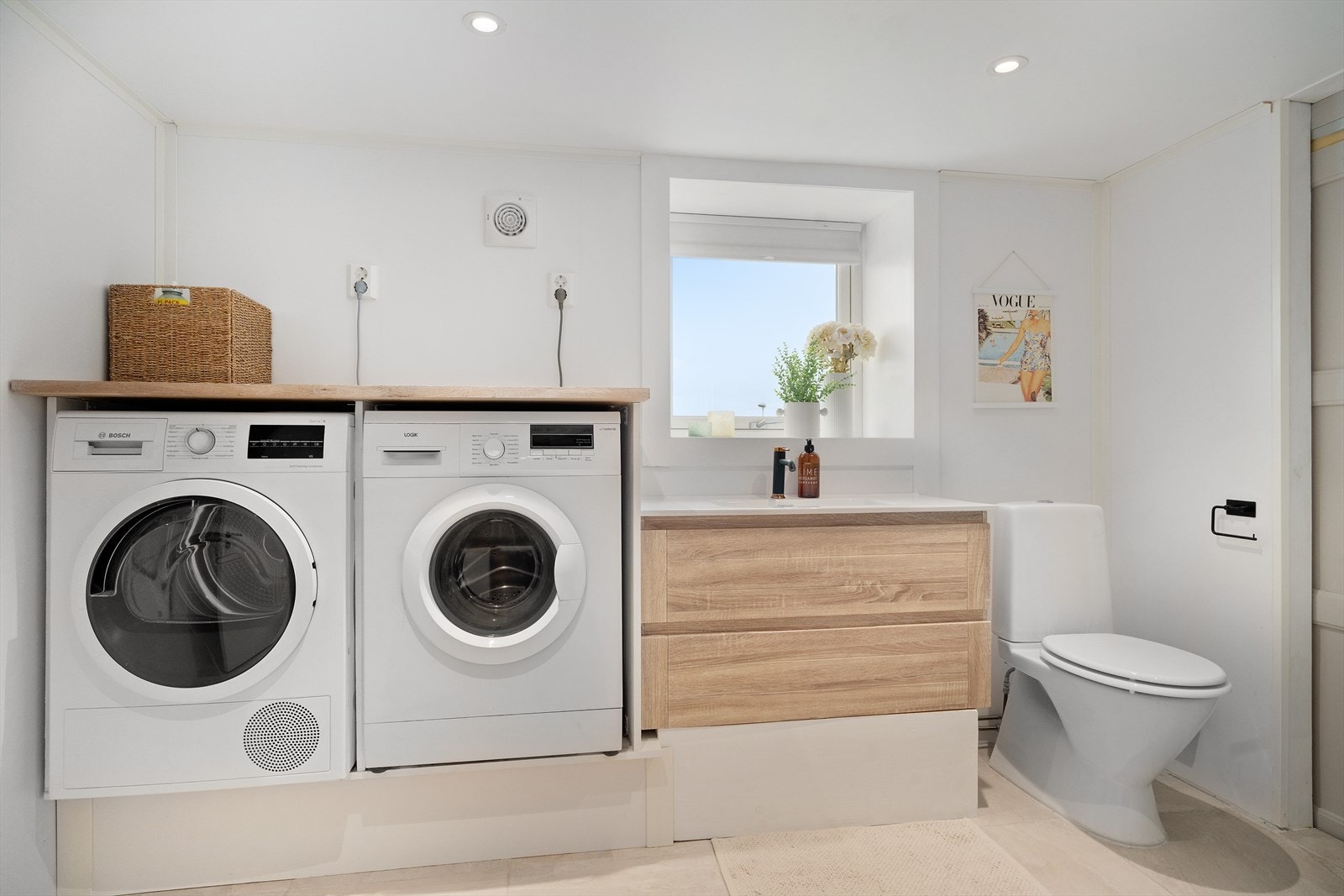 Det kombinerte badet og vaskerommet ble etablert i 2022 og fremstår moderne og praktisk innredet. Innredningen består av servant med underskap, toalett, dusjkabinett og opplegg for vaskemaskin. Galleribilde