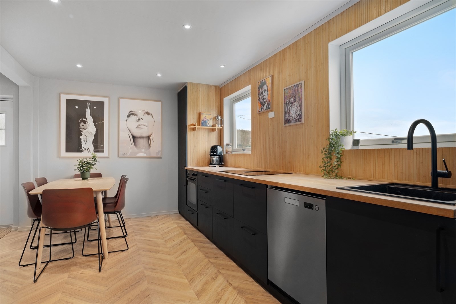 I hovedetasjen finner du et lekkert kjøkken i åpen løsning mot stuen - et naturlig samlingspunkt med god plass til både hverdagsliv og gjester. Galleribilde
