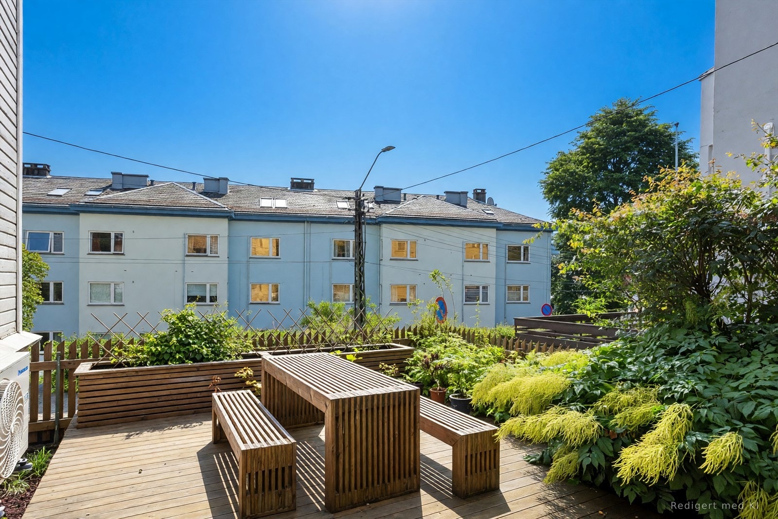 Nydelig uteplass som er felles for sameiet. Leiligheten ligger attraktivt til i et rolig og etablert boligområde, rett ovenfor det populære og stadig voksende området ved Damsgårdssundet. Galleribilde