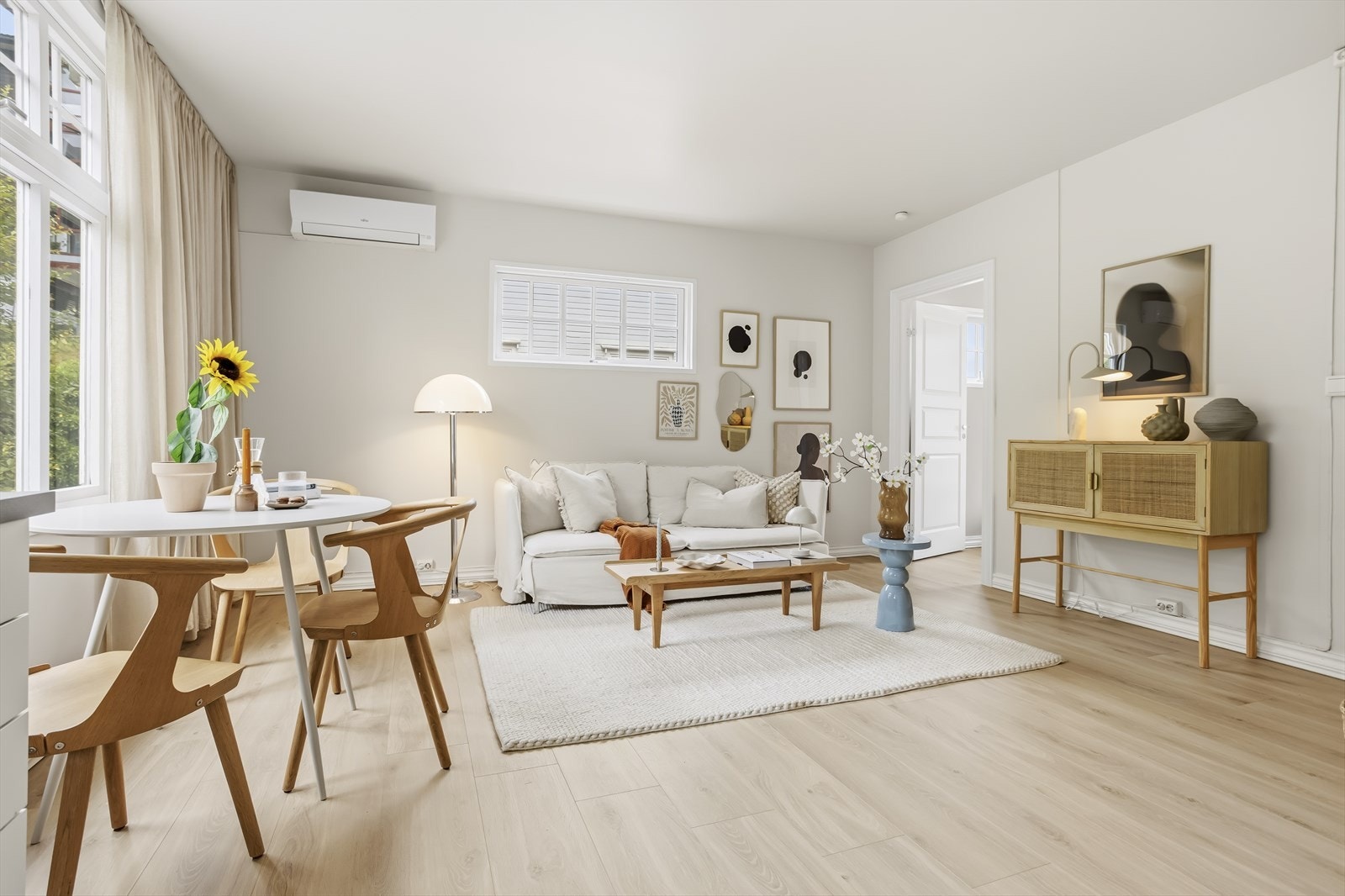Leiligheten har en åpen stue/kjøkkenløsning, og alt har sin naturlige plass. Galleribilde