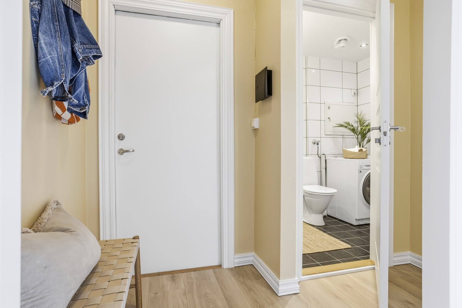 Velkommen inn! Entréen er lys og moderne, med plass til oppbevaring av både klær, sko og yttertøy. Galleribilde