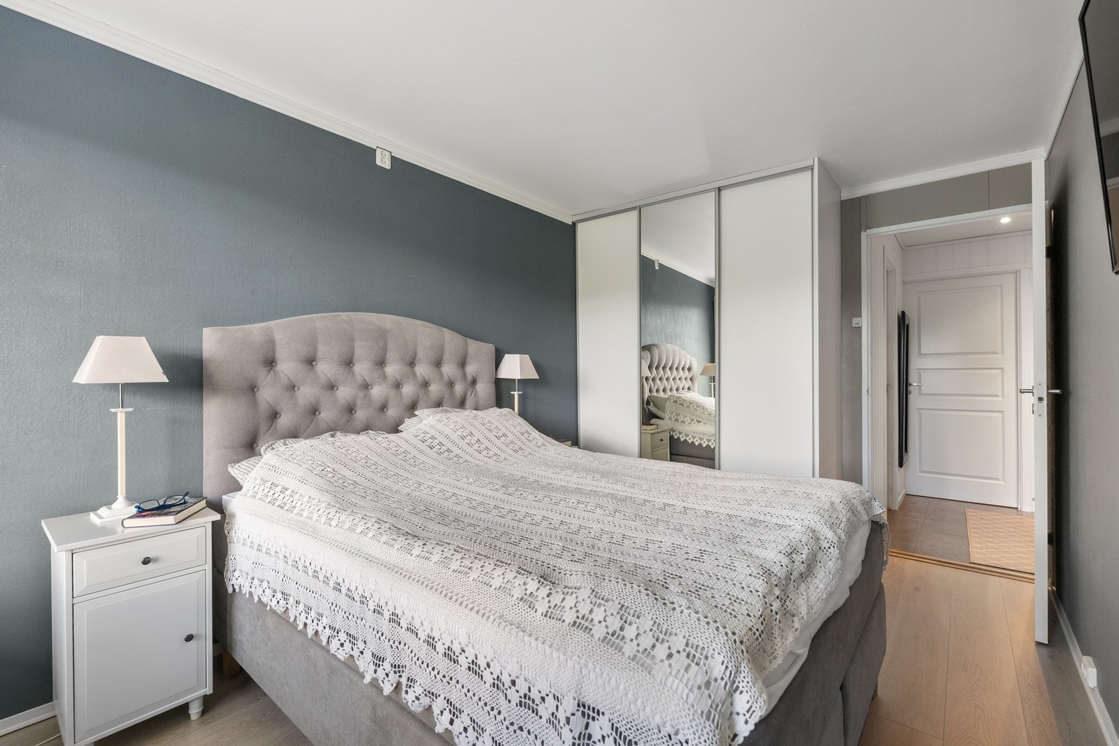 Integrert garderobe følger med handelen, og rommet har god plass til en ønsket dobbeltseng. Galleribilde