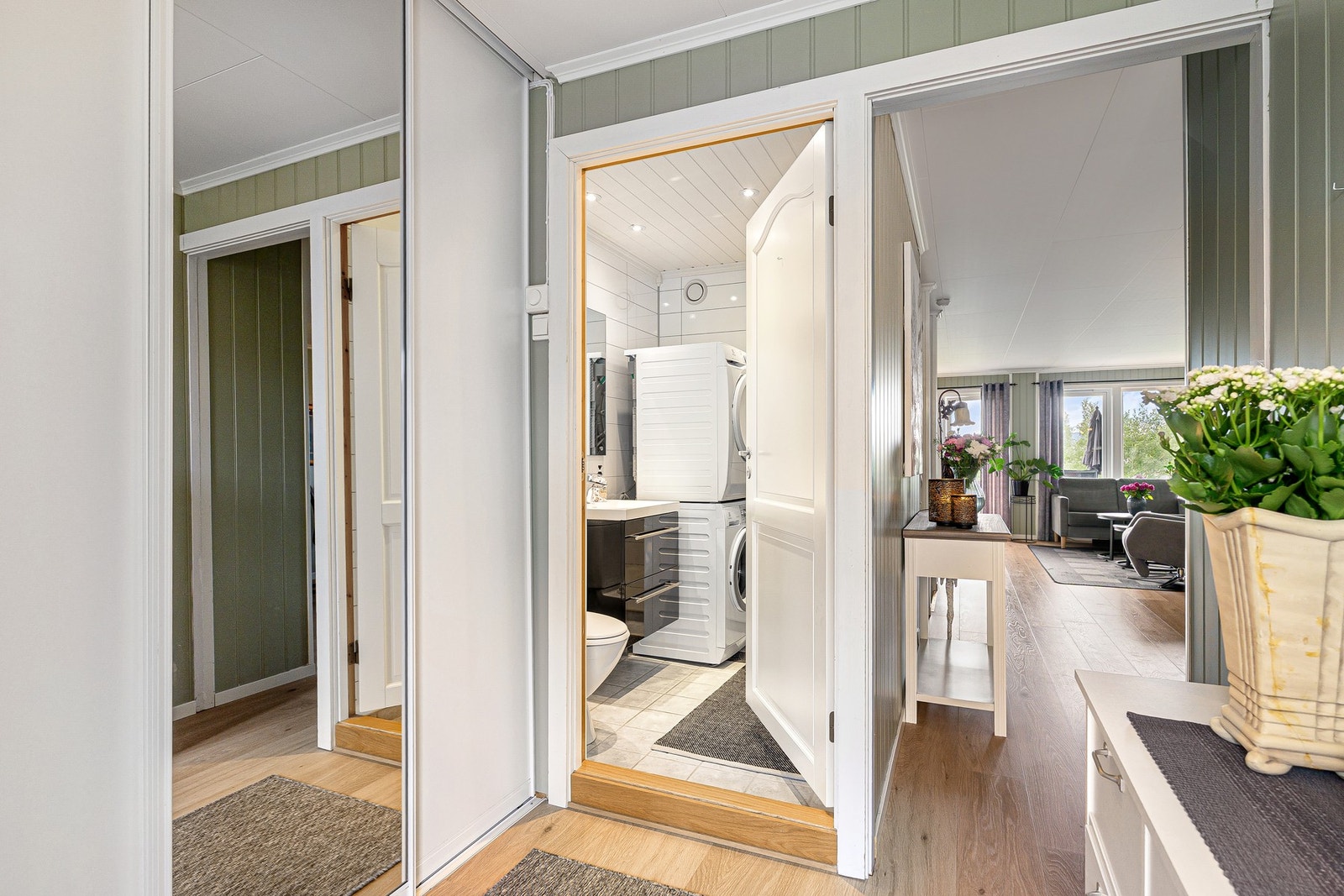 Fra entréen har du praktisk adkomst til toalett og vaskerom. Galleribilde