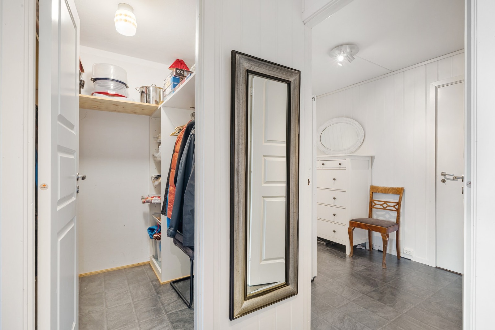 Leiligheten har gode oppbevaringsmuligheter med praktisk lagringsplass i sokkeletasjen. Galleribilde