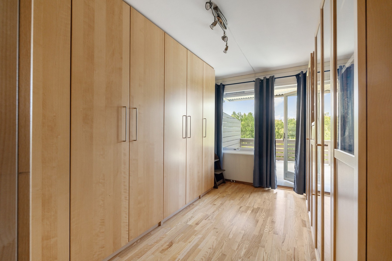 Fleksibelt rom som i dag er innredet som garderoberom, med direkte tilgang til terrassen. Galleribilde