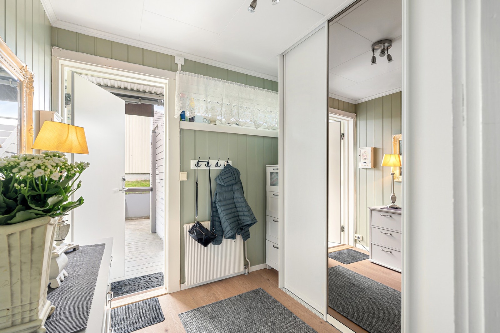 Velkommen inn! En romslig entré på 5,1 kvm med integrert skyvedørsgarderobe gir en praktisk og innbydende ankomst. Galleribilde