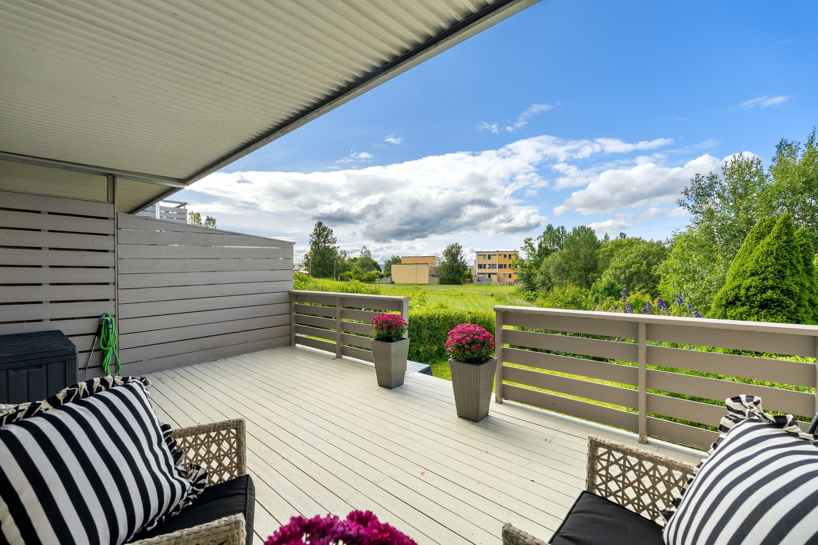 Her kan du nyte ettermiddagssolen fra en vestvendt terrasse. Galleribilde