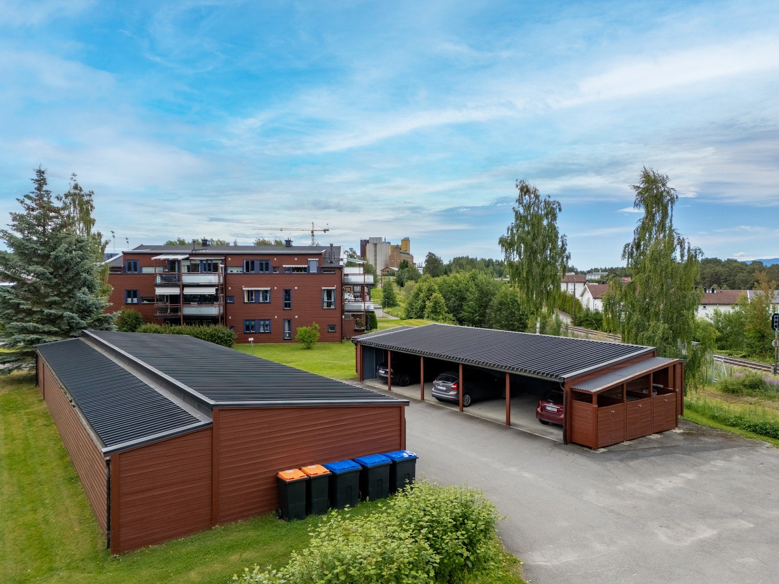 Det følger med en carport, samt utvendig bod med leiligheten. Galleribilde