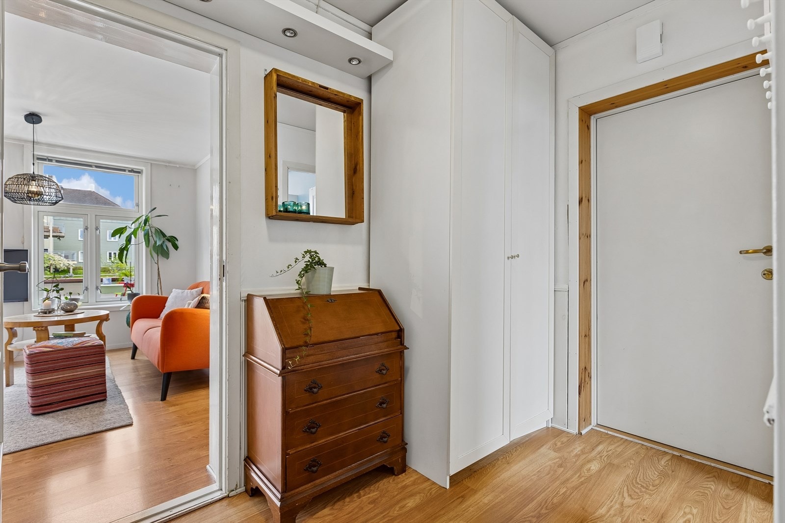 Entreen er på 4,5m² hvor man kan henge fra seg yttertøy og sko. Galleribilde