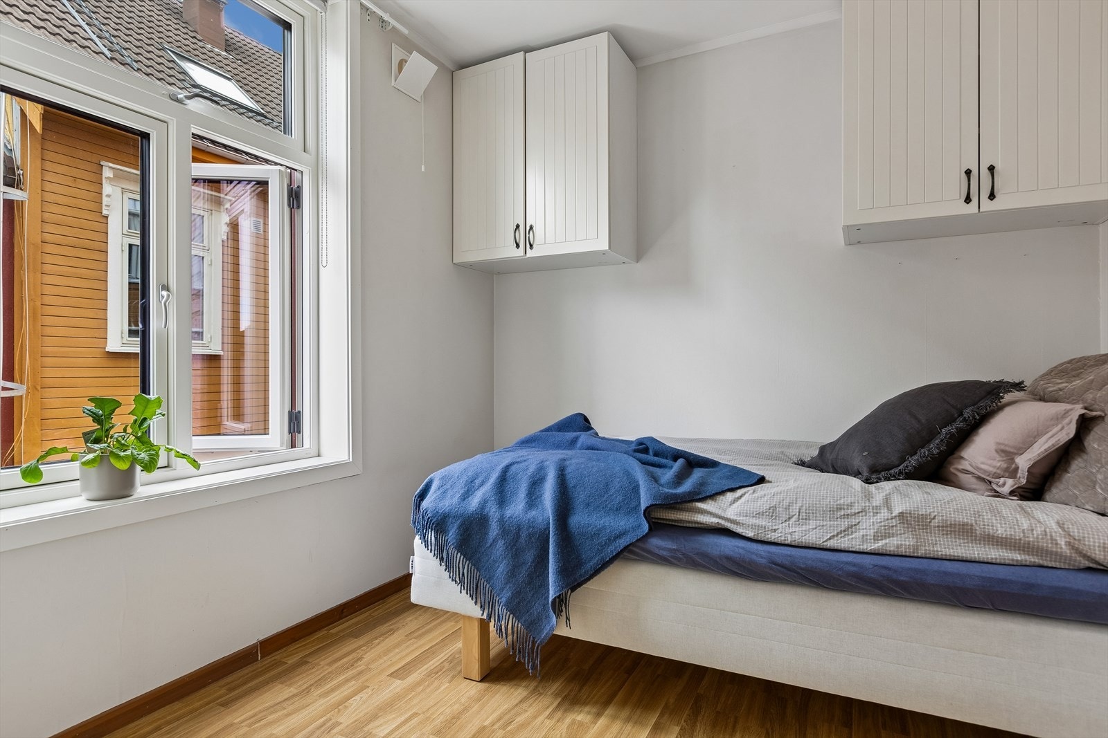Soverommet er på 11m² og byr på god plass til seng og tilhørende mølbement. Galleribilde