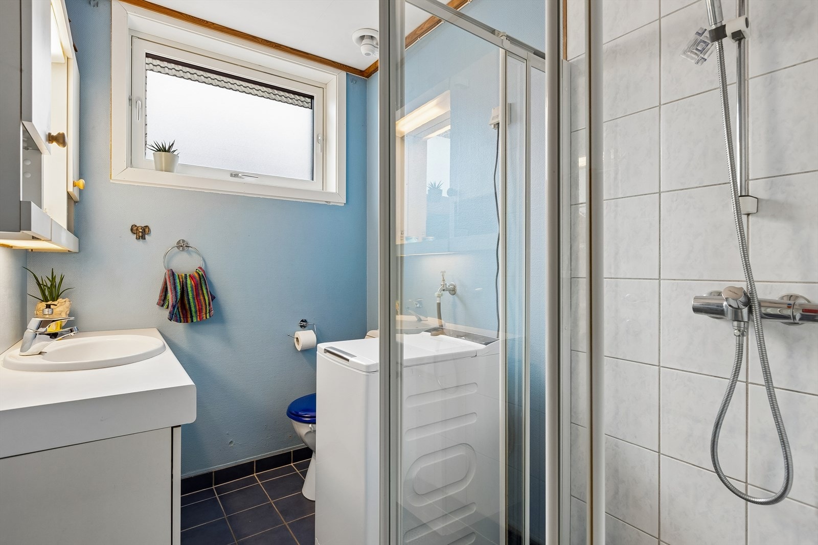 Badet har flislagt gulv med gulvvarme og er på ca. 4m². Galleribilde