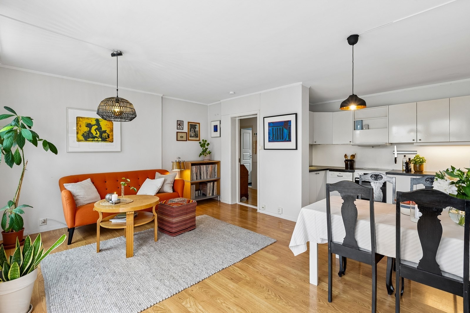 Leiligheten byr på god takhøyde og godt med lysinnslipp gjennom de rause vindusflatene. Galleribilde