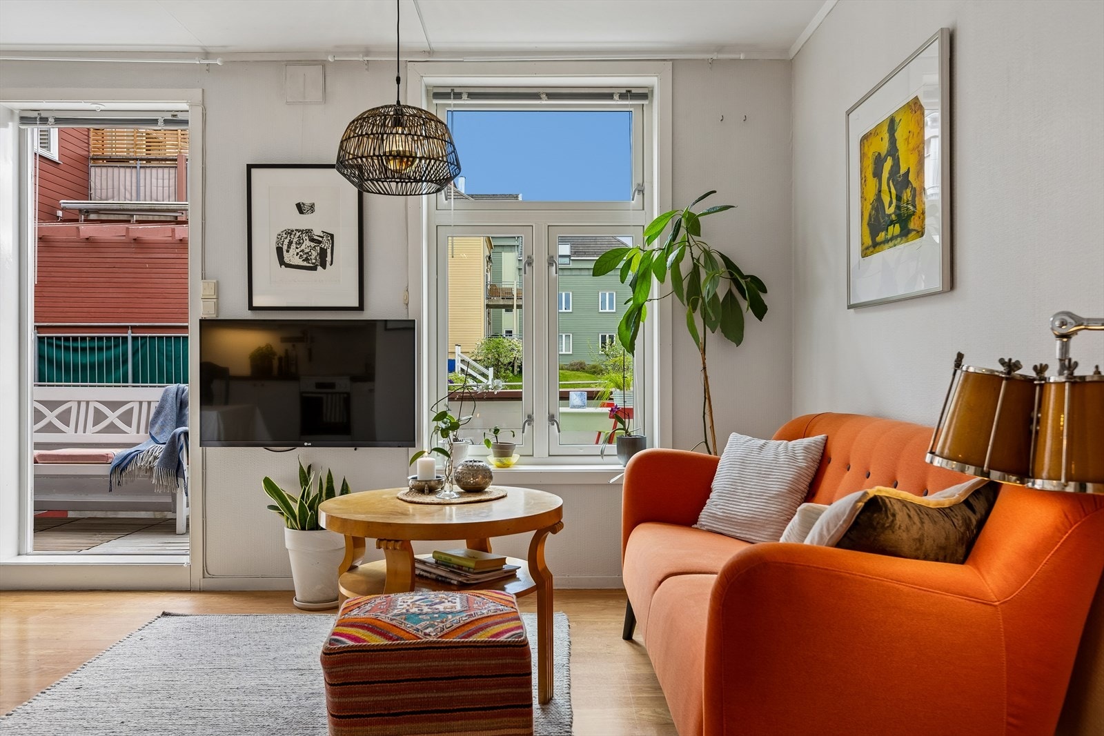 Her får du en åpen stue- og kjøkkenløsning på hele 25m². Galleribilde