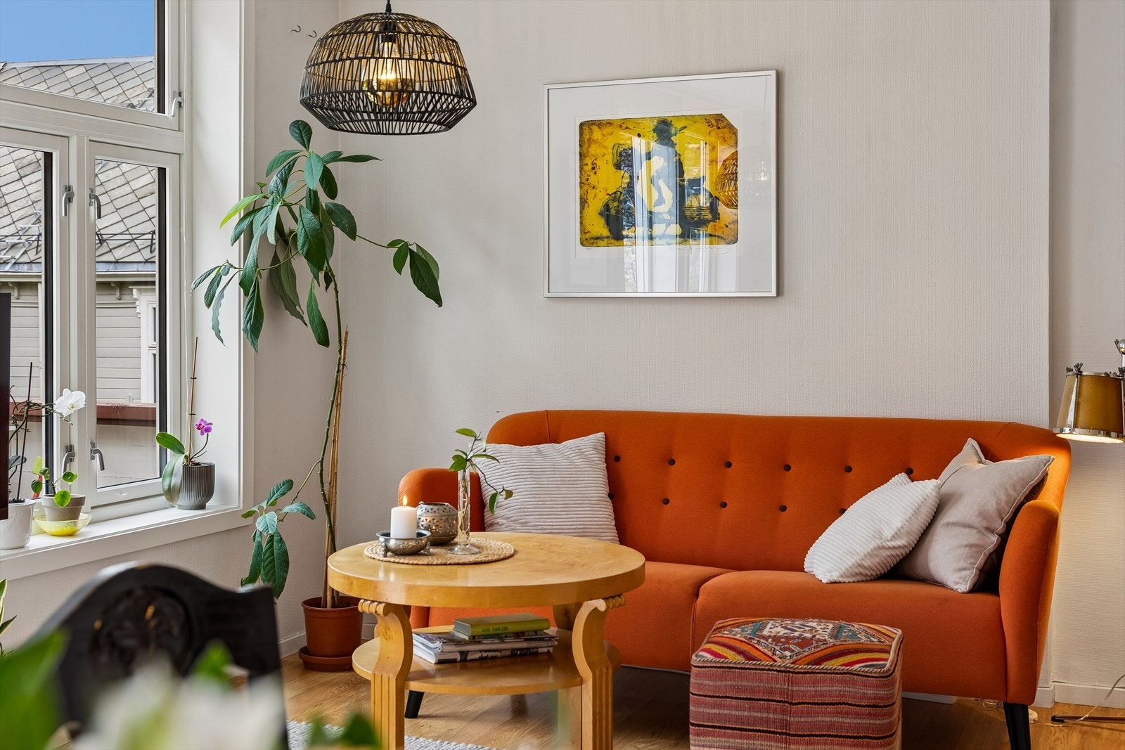 Felleskostnadene er på 3.511,- per måned og inkluderer felleskostnader renter og avdrag, elektroniske fellesavtaler og diverse vedlikehold/drift iht. regnskap. Strømutgifter har ligget fra 1400 til 800 i vintermånedene i 2026. Galleribilde