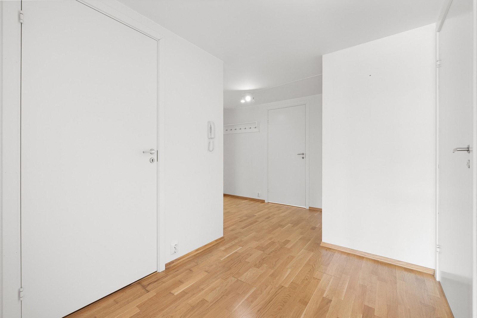 I gangen er det plass til et garderobeskap. Til venstre har du inngang til en bod. Galleribilde