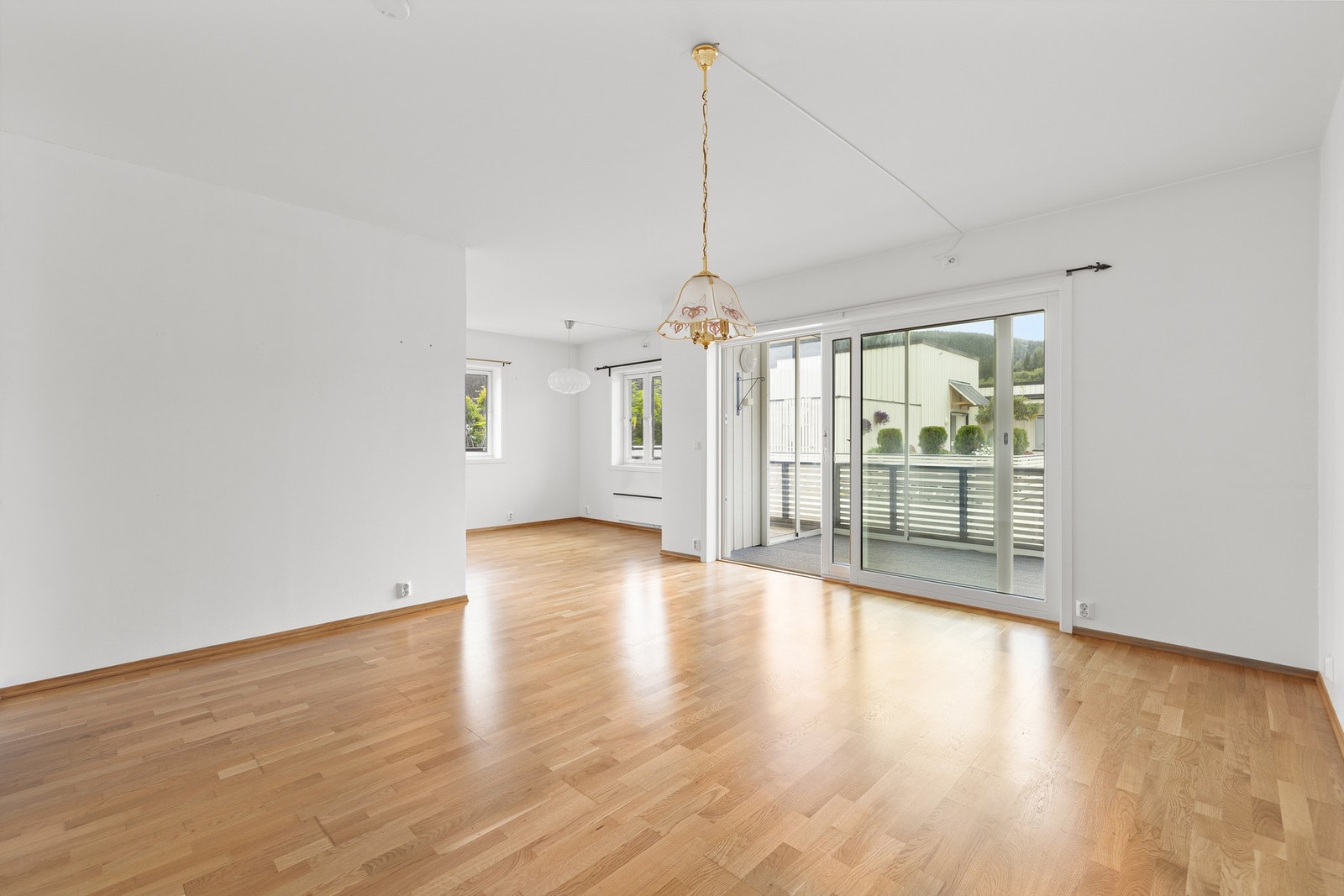 Fra stuen har du utgang til balkongen. Galleribilde