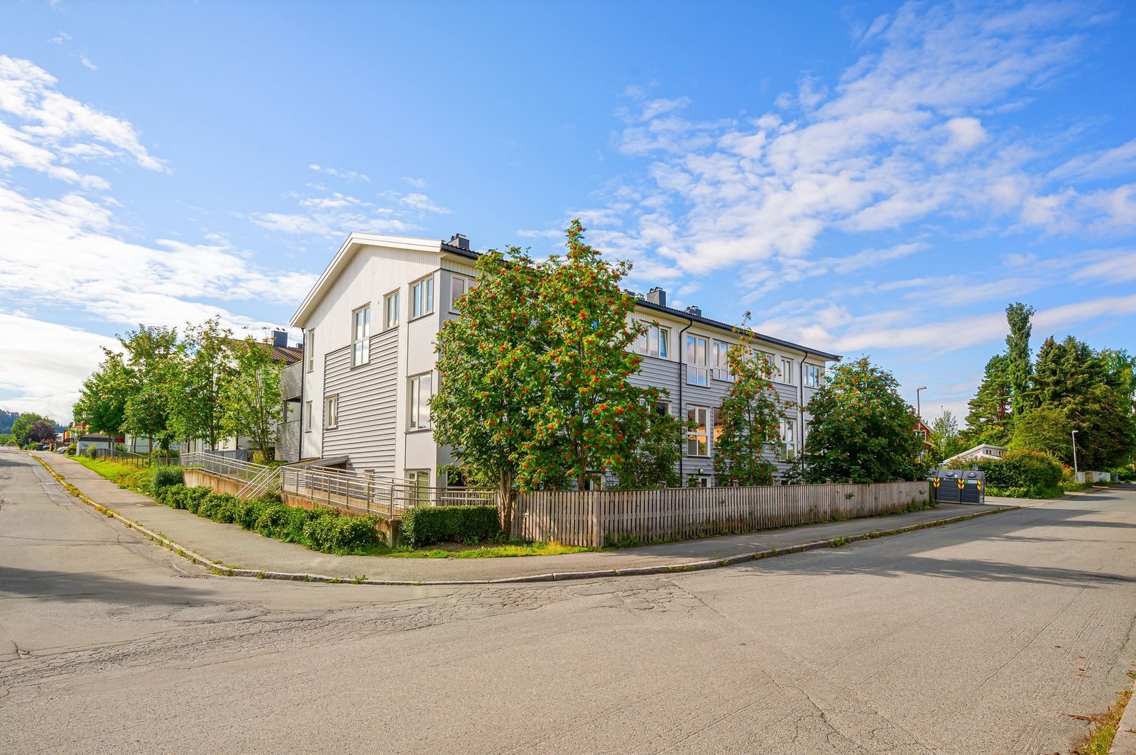 Bilde av boligen fra Røsslyngvegen. Galleribilde