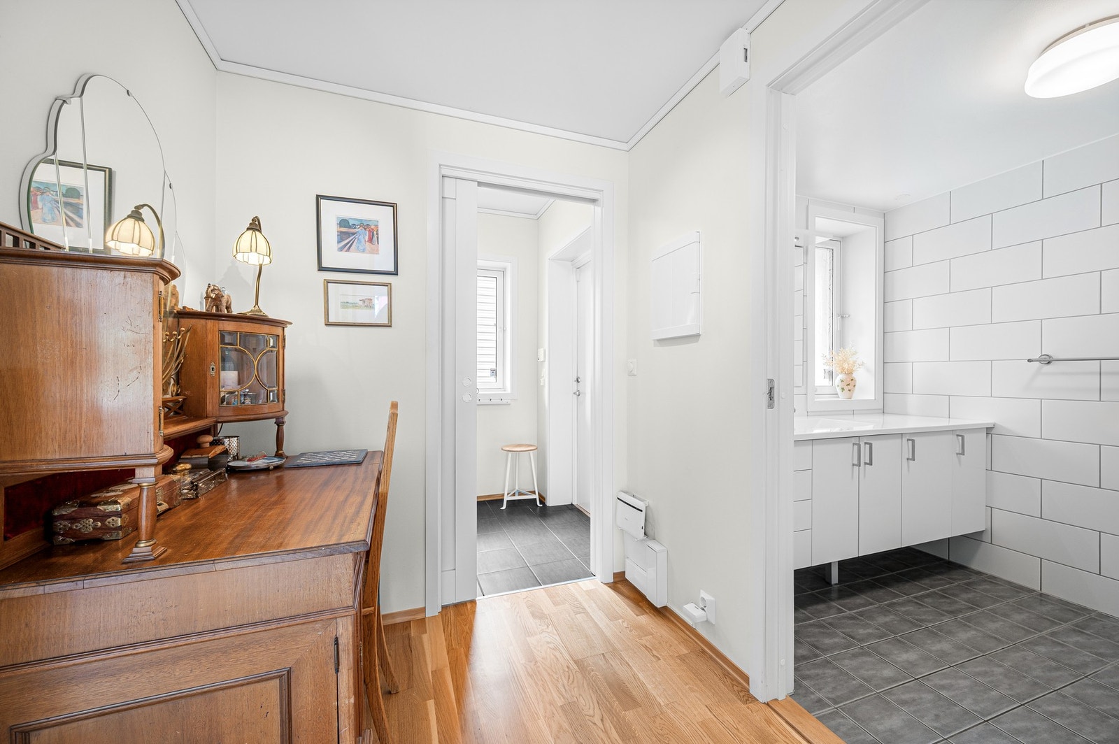 Fra gangen i 1. etasje er det inngang til badet. Galleribilde