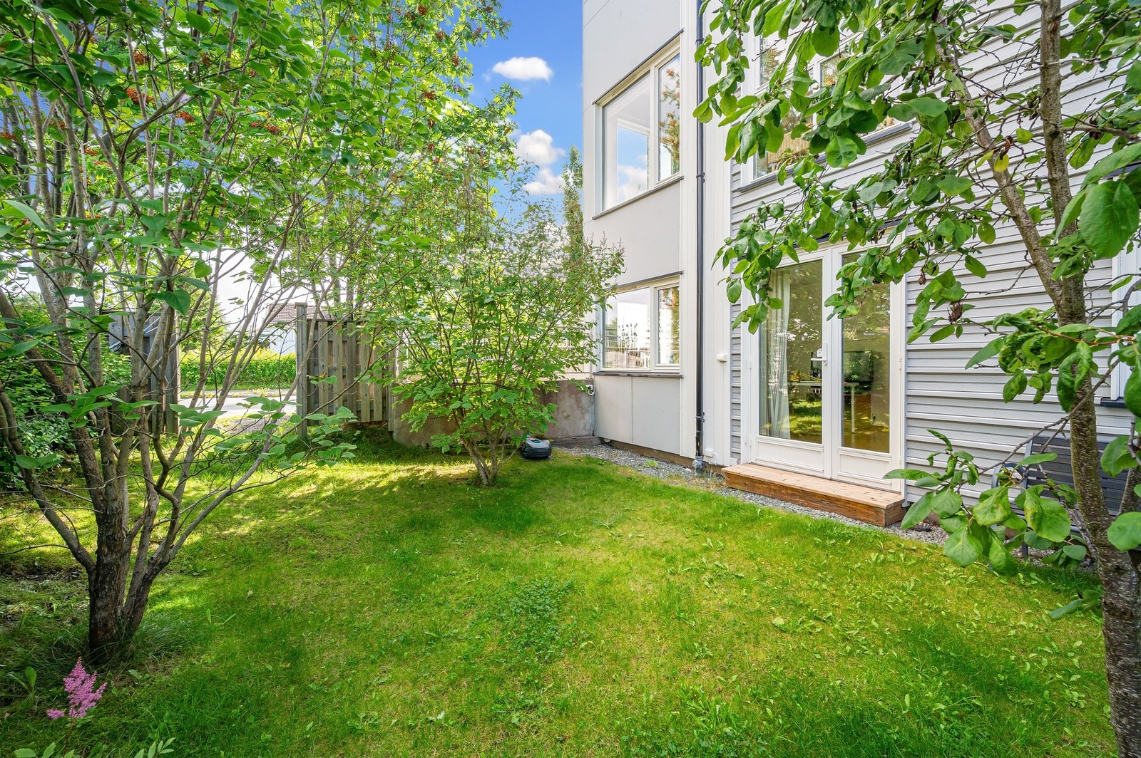 Bakhagen utenfor sokkelen er inngjerdet. Galleribilde