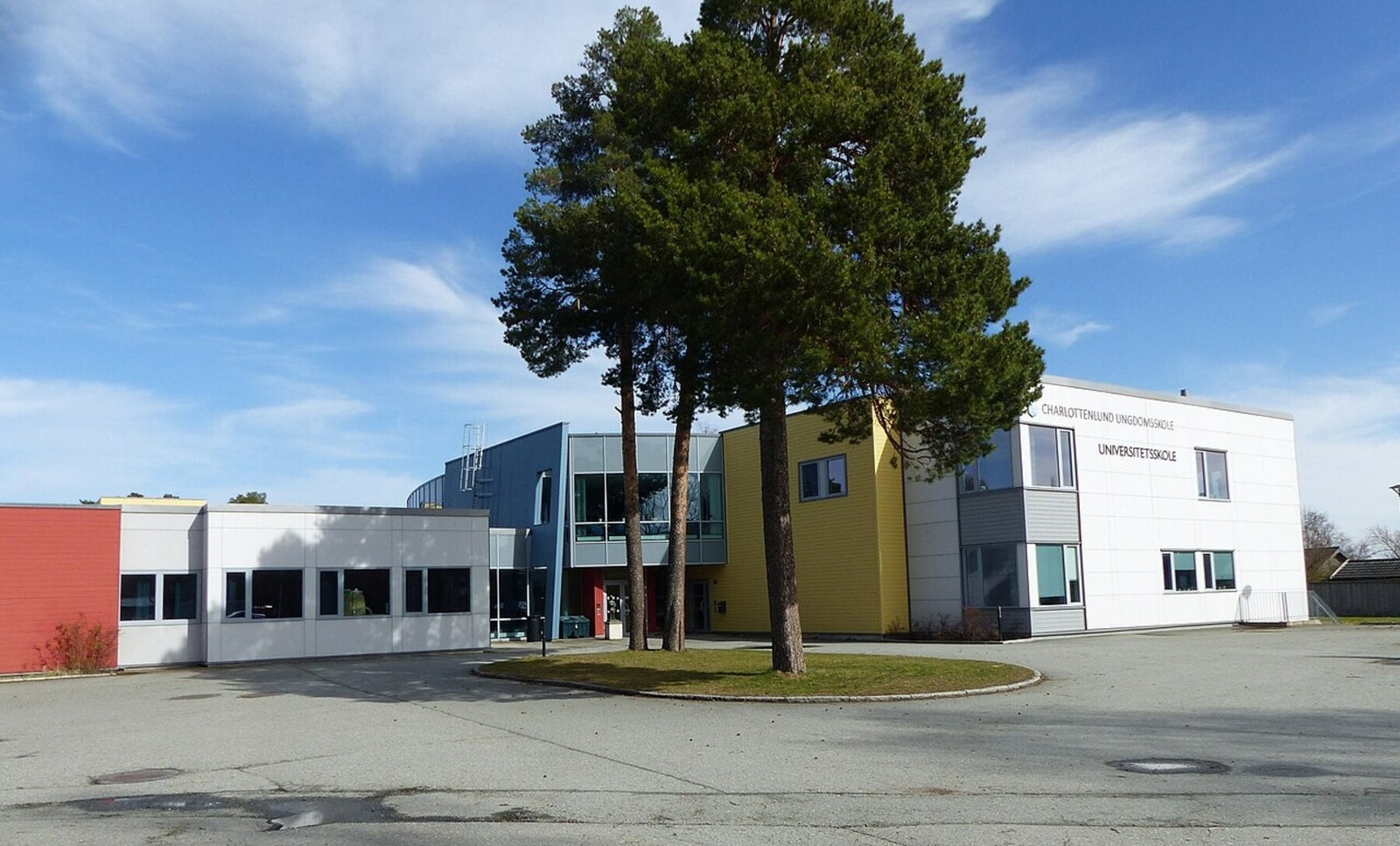 Charlottenlund barne- og ungdomsskole ligger kun 3 minutter i bil unna. Galleribilde