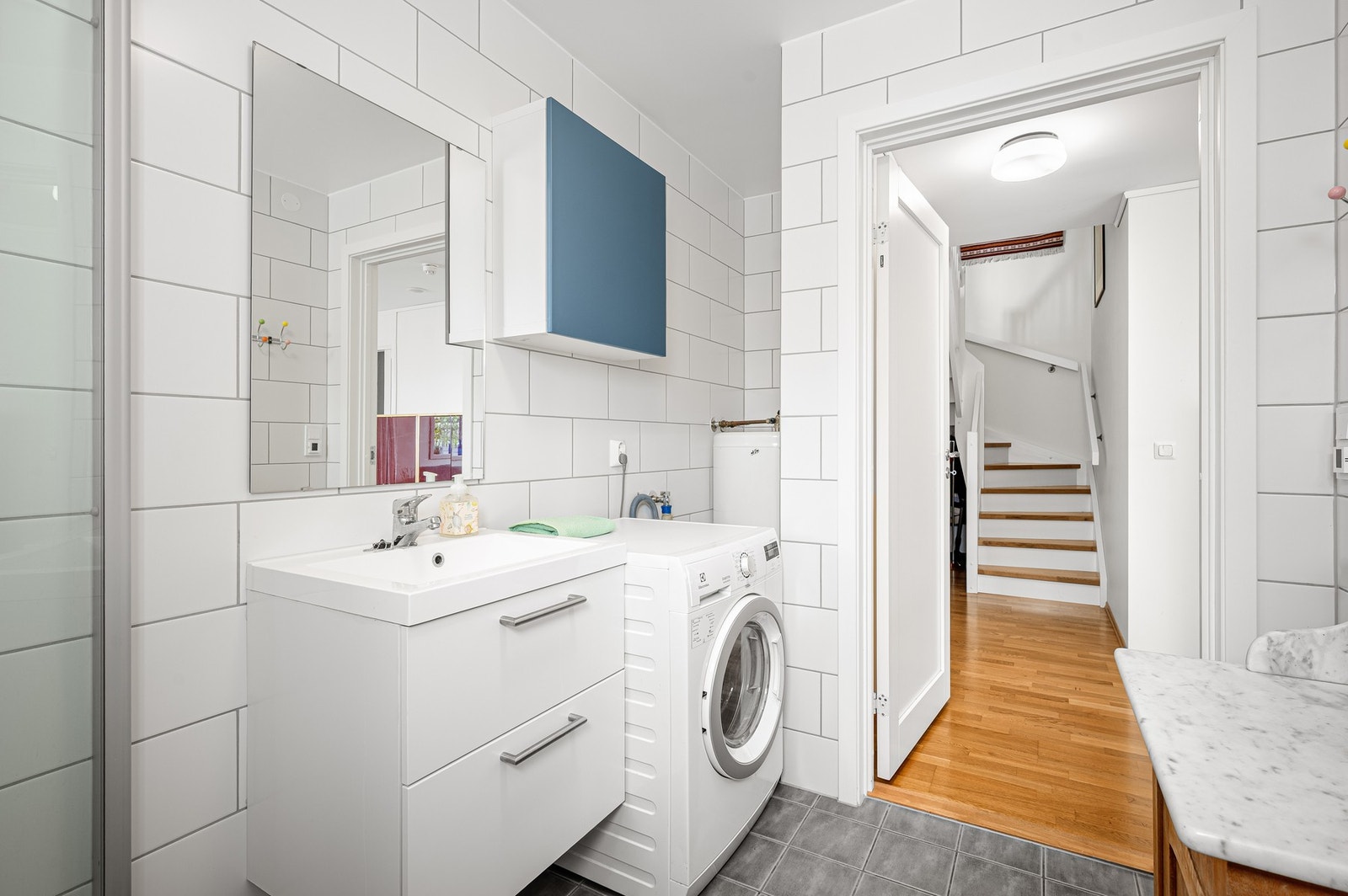 Badet er på 5 m² med opplegg til vaskemaskin. Galleribilde