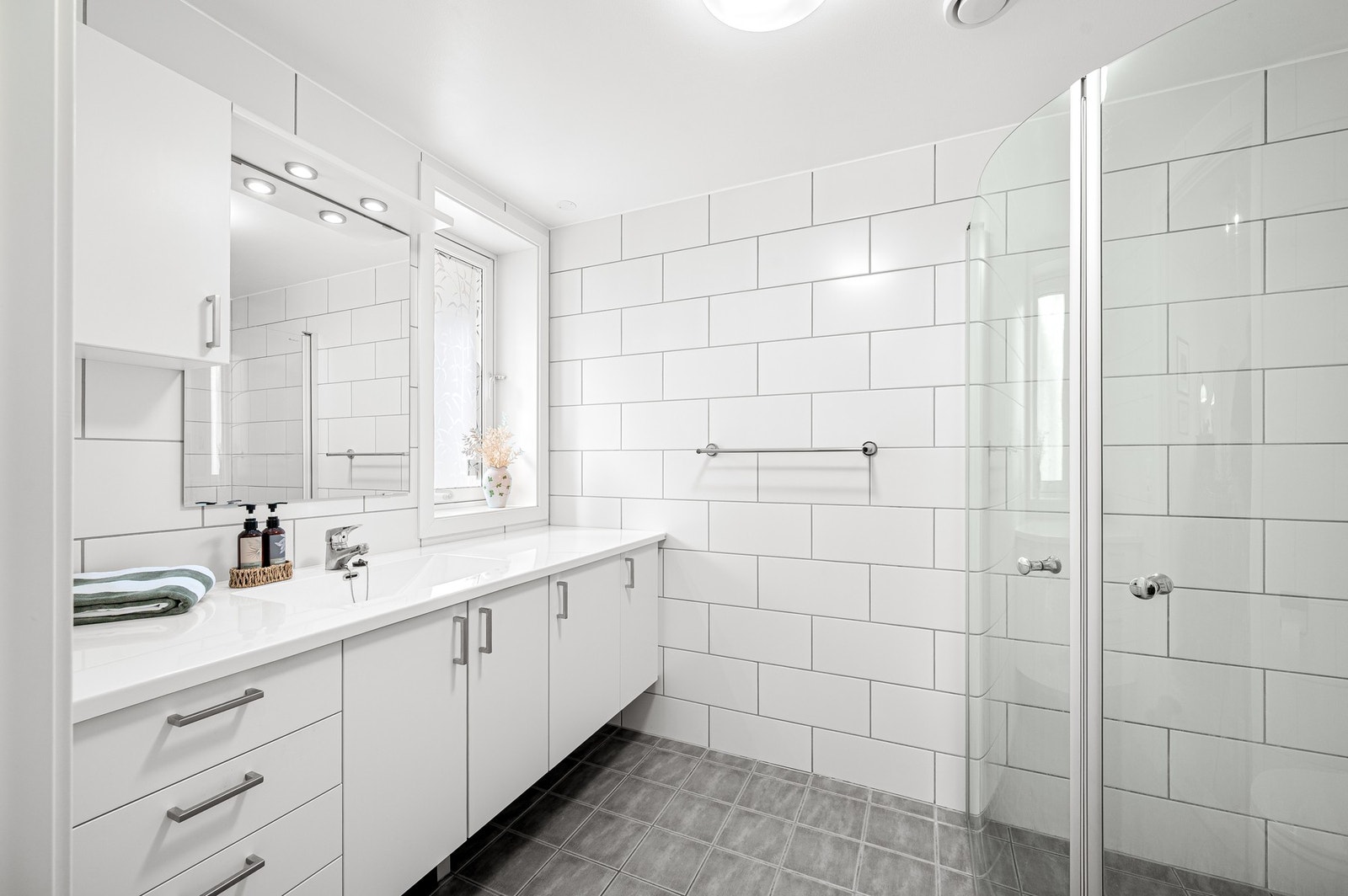 Flislagt bad med varmekabler i gulvet. Badet har også fått tilstandsgrad 1 av takstmann. Galleribilde