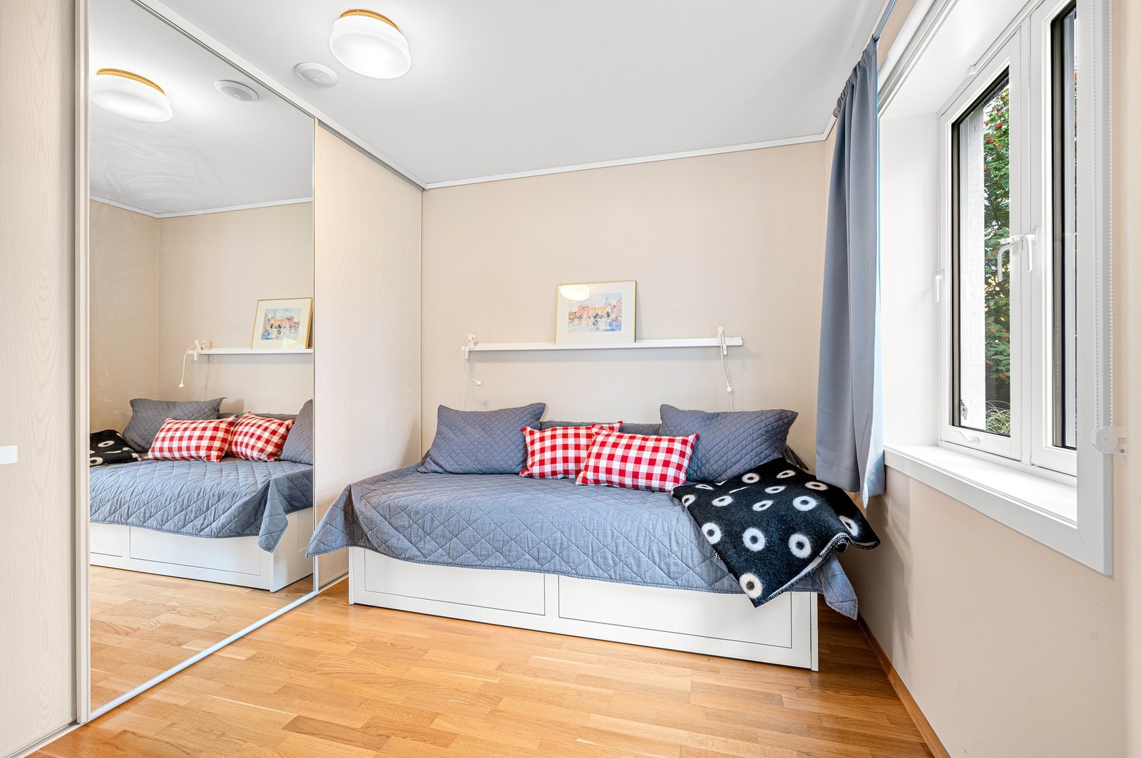 Soverommet i sokkelen er på 10 m² med en praktisk skyvedørsgarderobe. Galleribilde