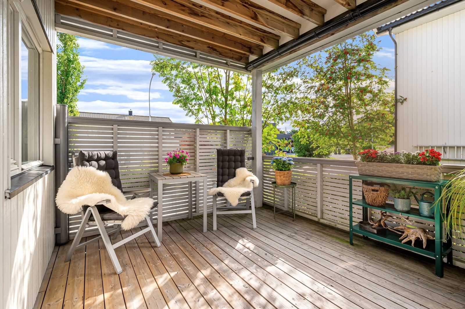 Fra kjøkkenet er det utgang til boligens terrasse. Galleribilde