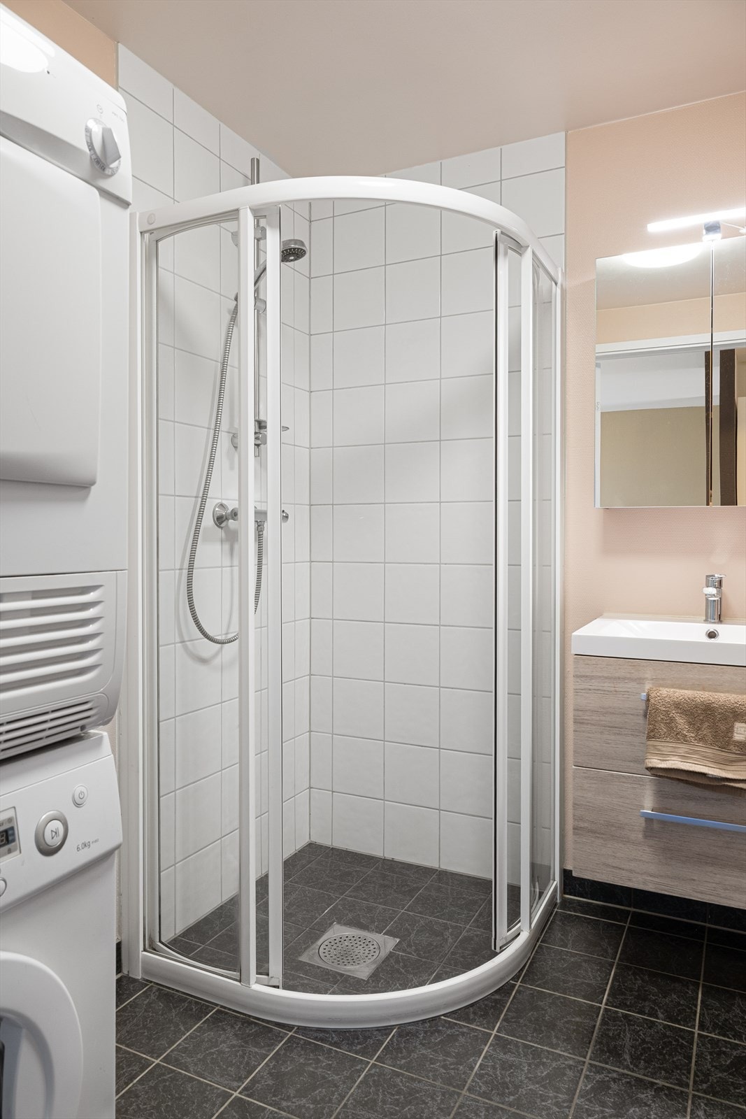 Det er opplegg til vaskemaskin og tørketrommel på badet Galleribilde