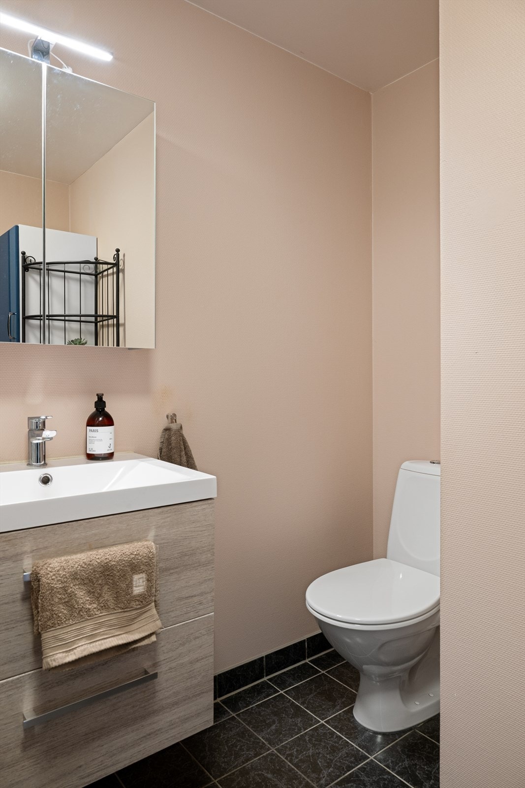 Det er våtromstapet på vegger, som gir mulighet for å tilpasse badet til egen stil Galleribilde