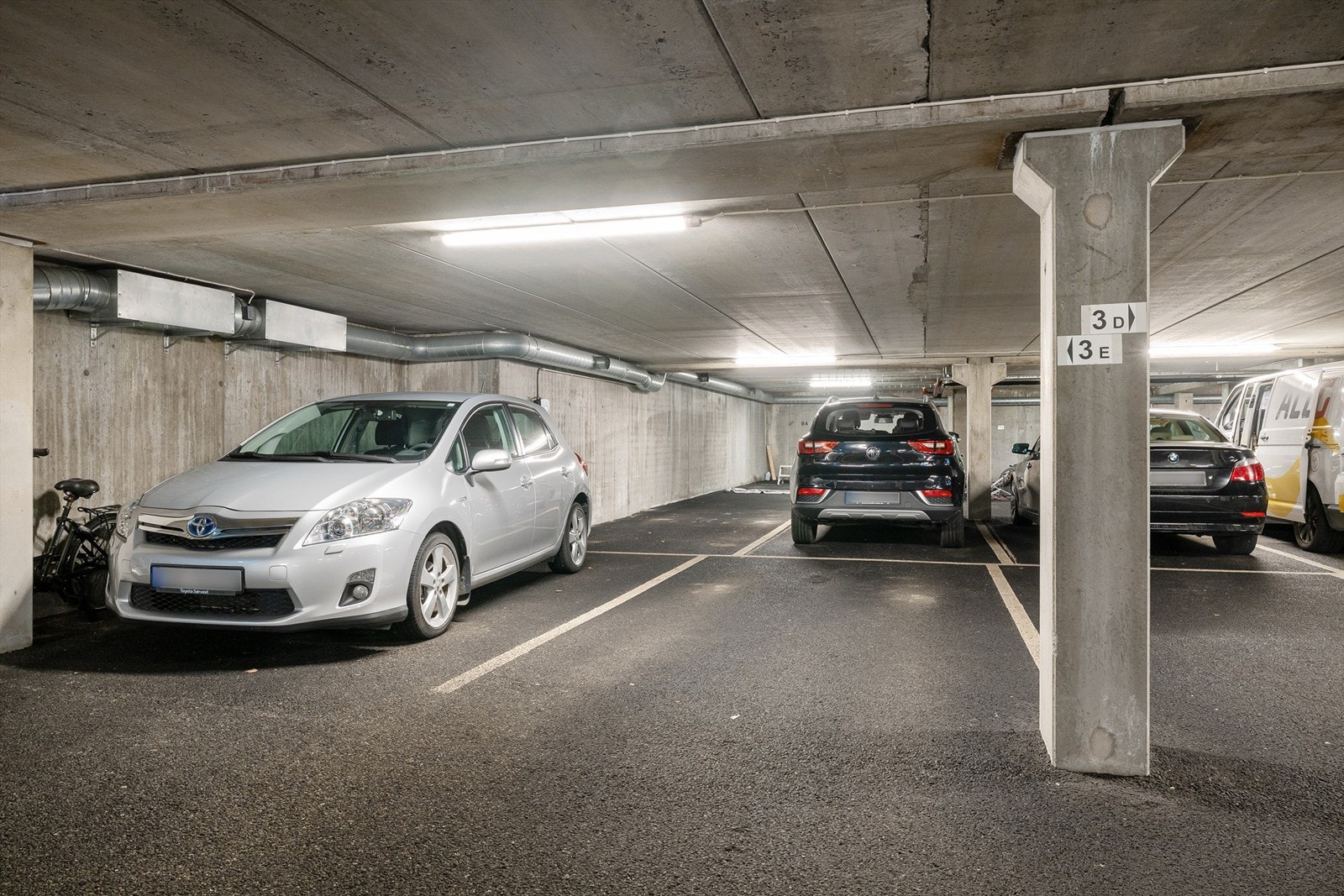Fast p-plass med mulighet for montering av elbillader Galleribilde