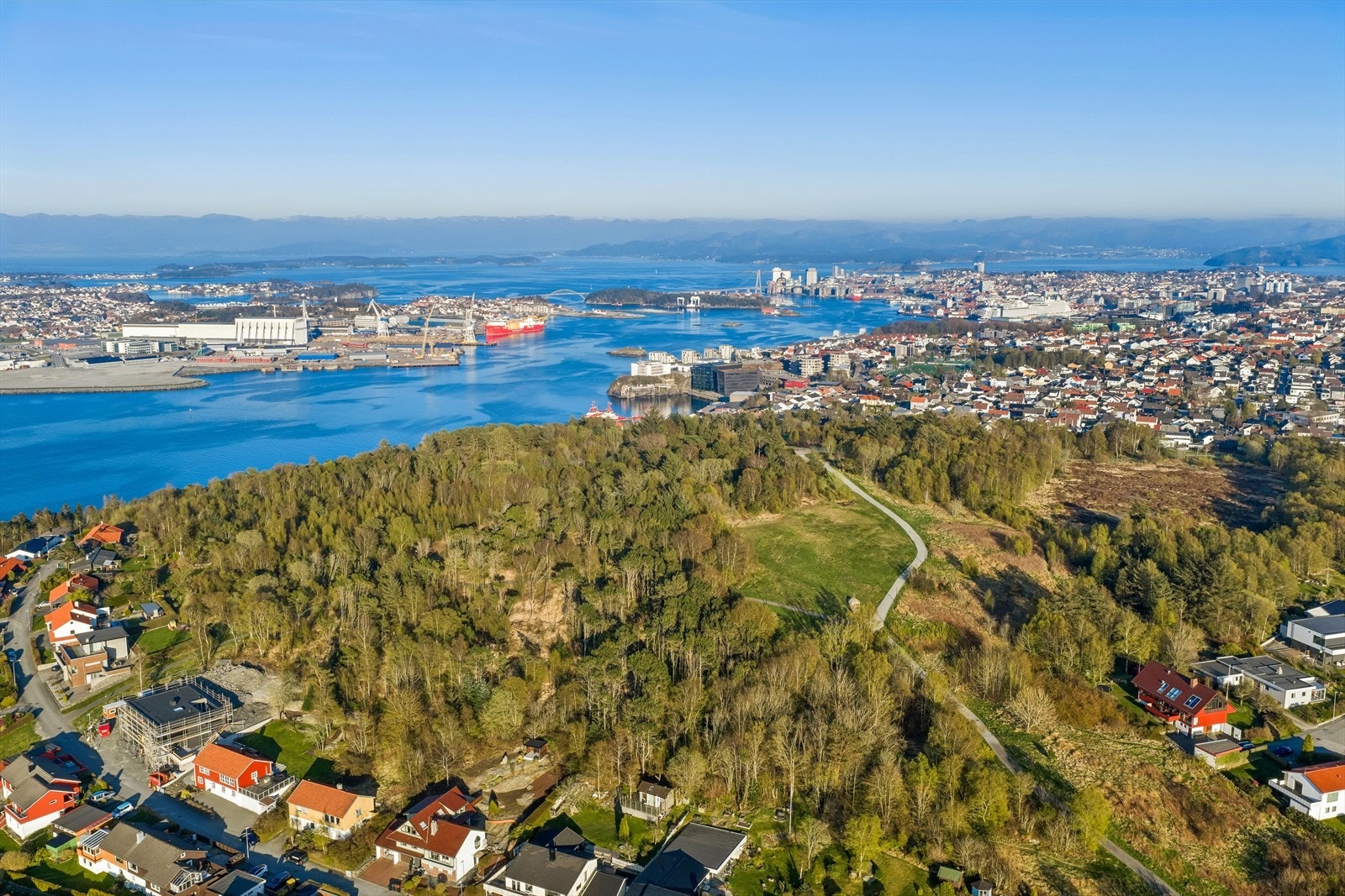 Tastaveden, et flott turområde. Fra Tasta er det effektiv transport til Stavanger sentrum, som ligger ca. 11 minutter unna med bil. Galleribilde