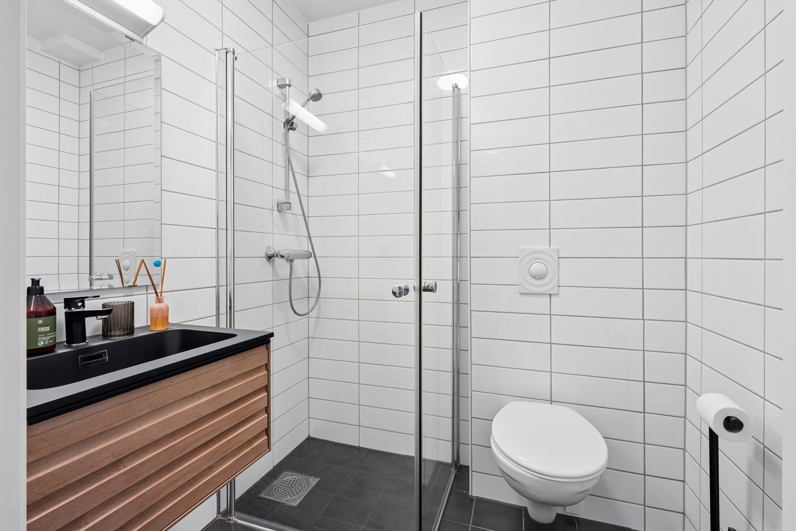 Badet i 3. etasje er flislagt på vegger og gulv med vannbåren gulvvarme. Innredningen består av servant, vegghengt toalett og dusjdører. Galleribilde