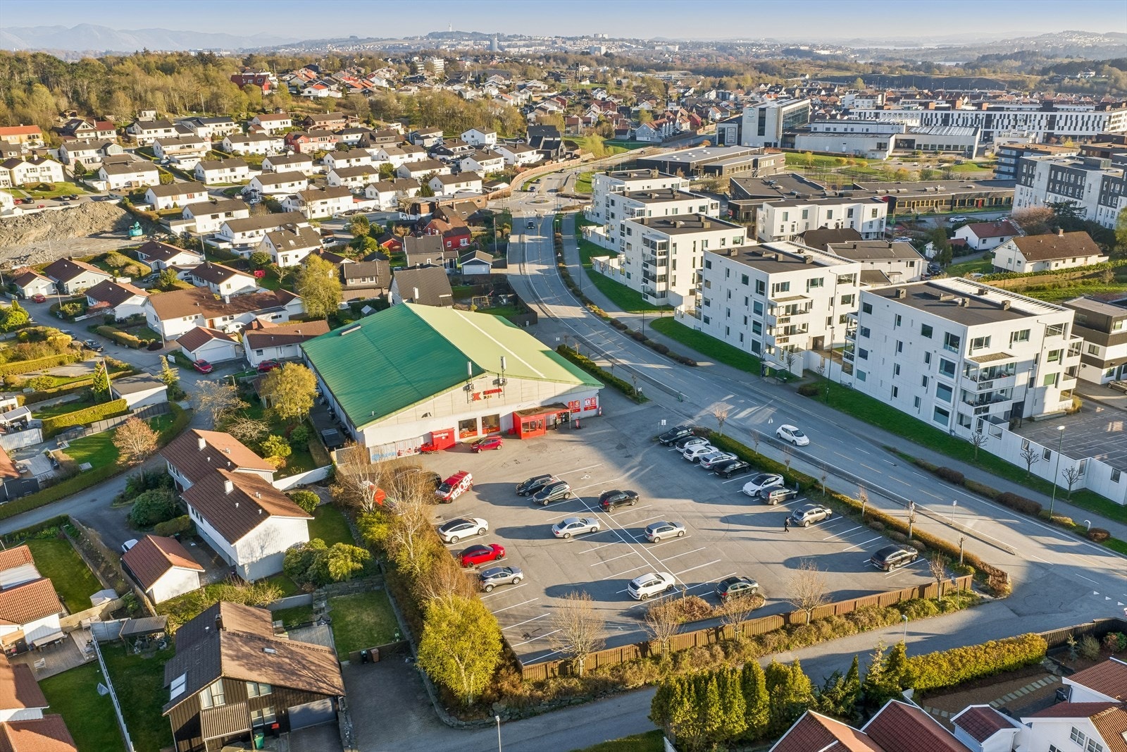 Dagligvarehandelen kan enkelt gjøres på Coop Extra Tasta, fire minutter fra boligen. Eventuelt Kiwi og Rema 1000 i andre retning. Galleribilde