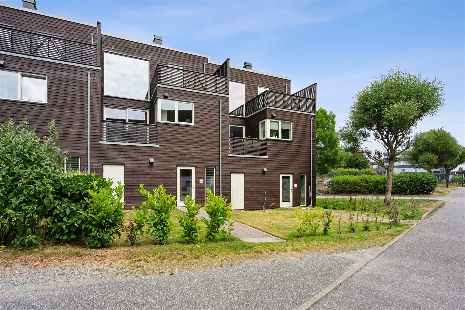 Eiendommen tilhører Tastagården 1 Borettslag, som er fordelt over fire rekker. Man disponerer 3 balkonger og en hage. Galleribilde