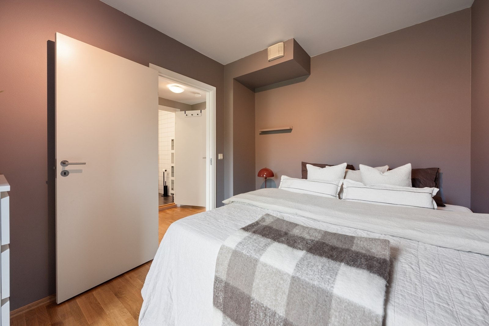 Hovedsoverommet har praktisk tilknytning til badet i samme etasje. Galleribilde