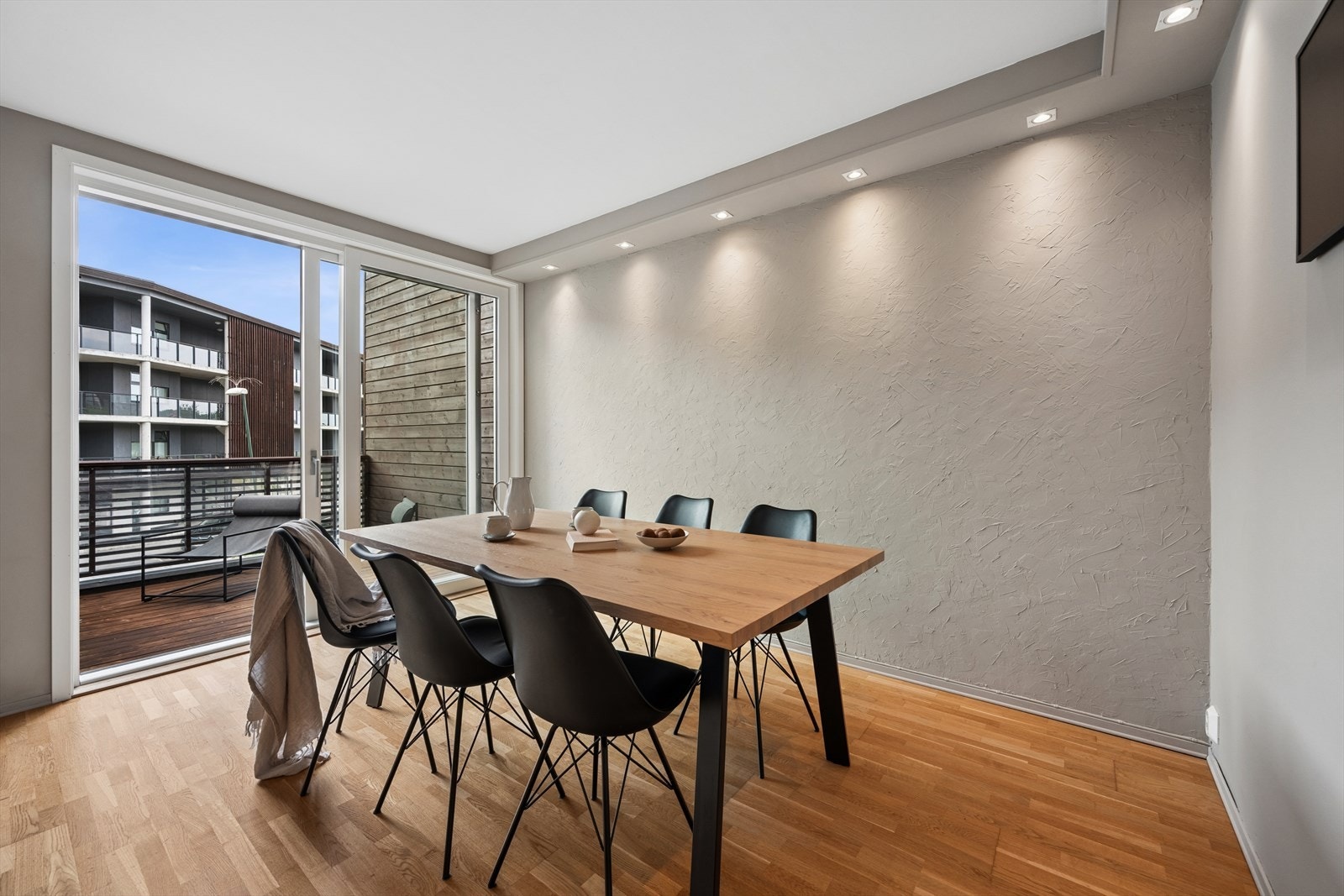 Fra spisestuen er det direkte utgang til en av boligens uteplasser. Galleribilde