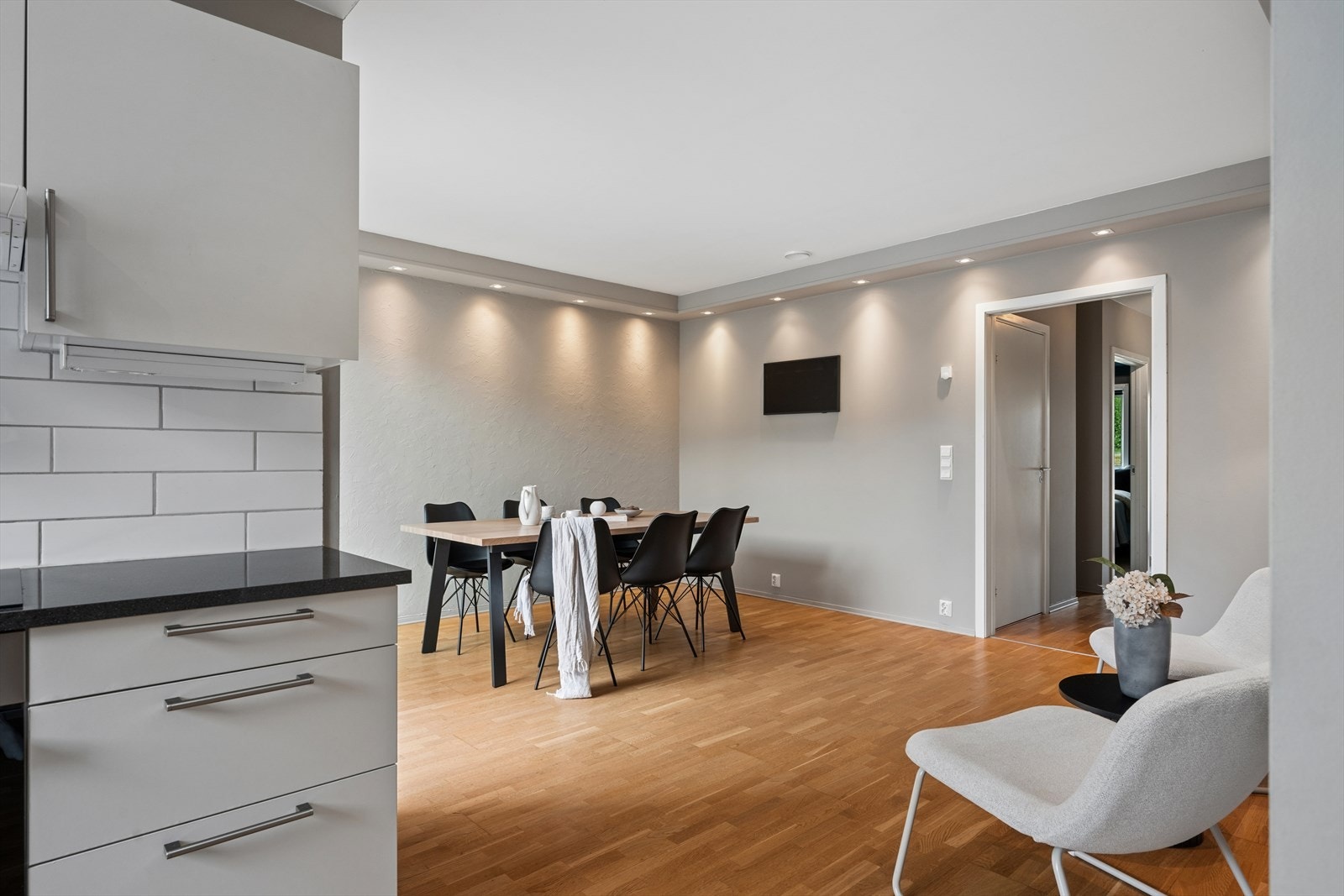 Stuen har god plass til både spisebord og sofagruppe. Galleribilde