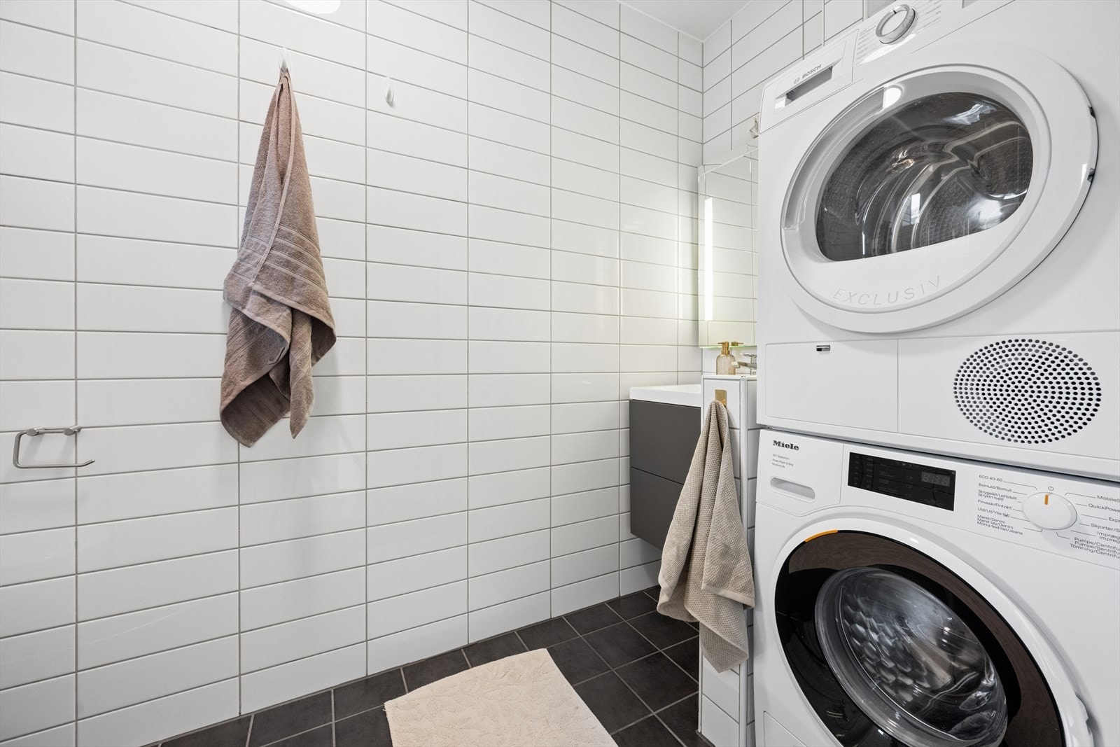 Badet er praktisk innredet med opplegg for vaskemaskin. Galleribilde