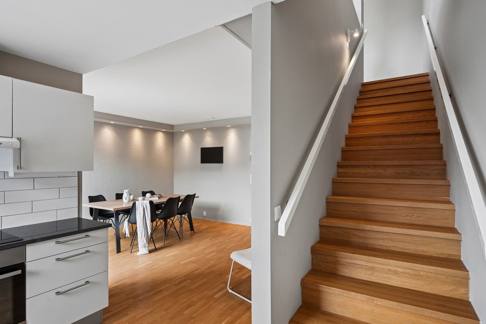 Tretrappen binder de tre etasjene sammen på en elegant måte. Galleribilde