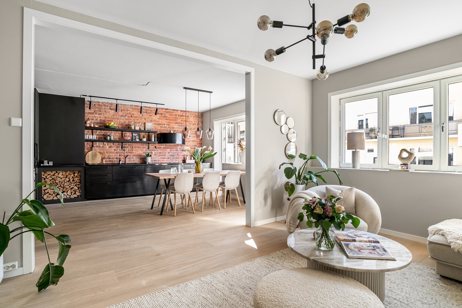 leiligheten har en eksklusiv 1-stavs eikeparkett med bredde på hele 240 mm fra 2019 Galleribilde