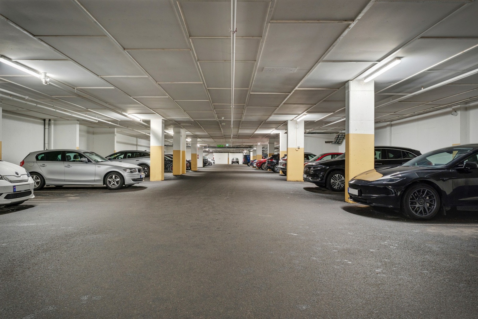 Det er mulig å parkerer i garasjeanlegget for gjester, samt å leie Hyre bil. Pt er det ingen ledige parkeringer til leie i denne garasjen, men det er flere ledige i andre parkeringsanlegg i Damsgårdsstundet. Galleribilde