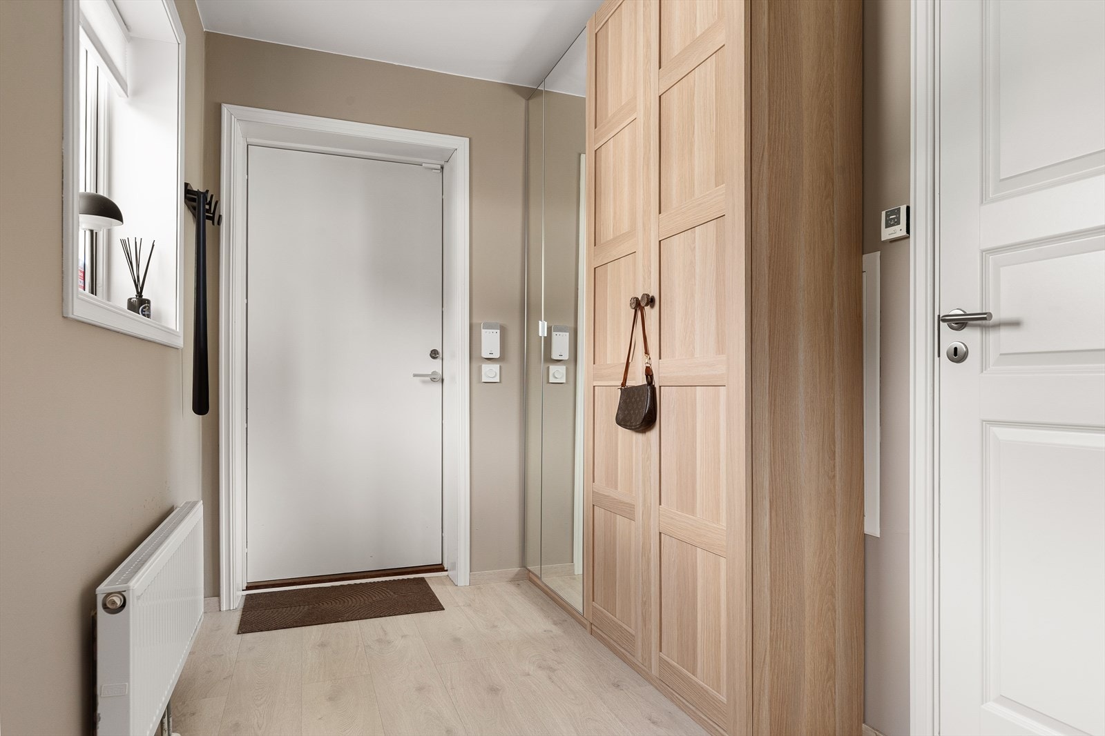 Innbydende entré med garderobeskap for oppbevaring Galleribilde
