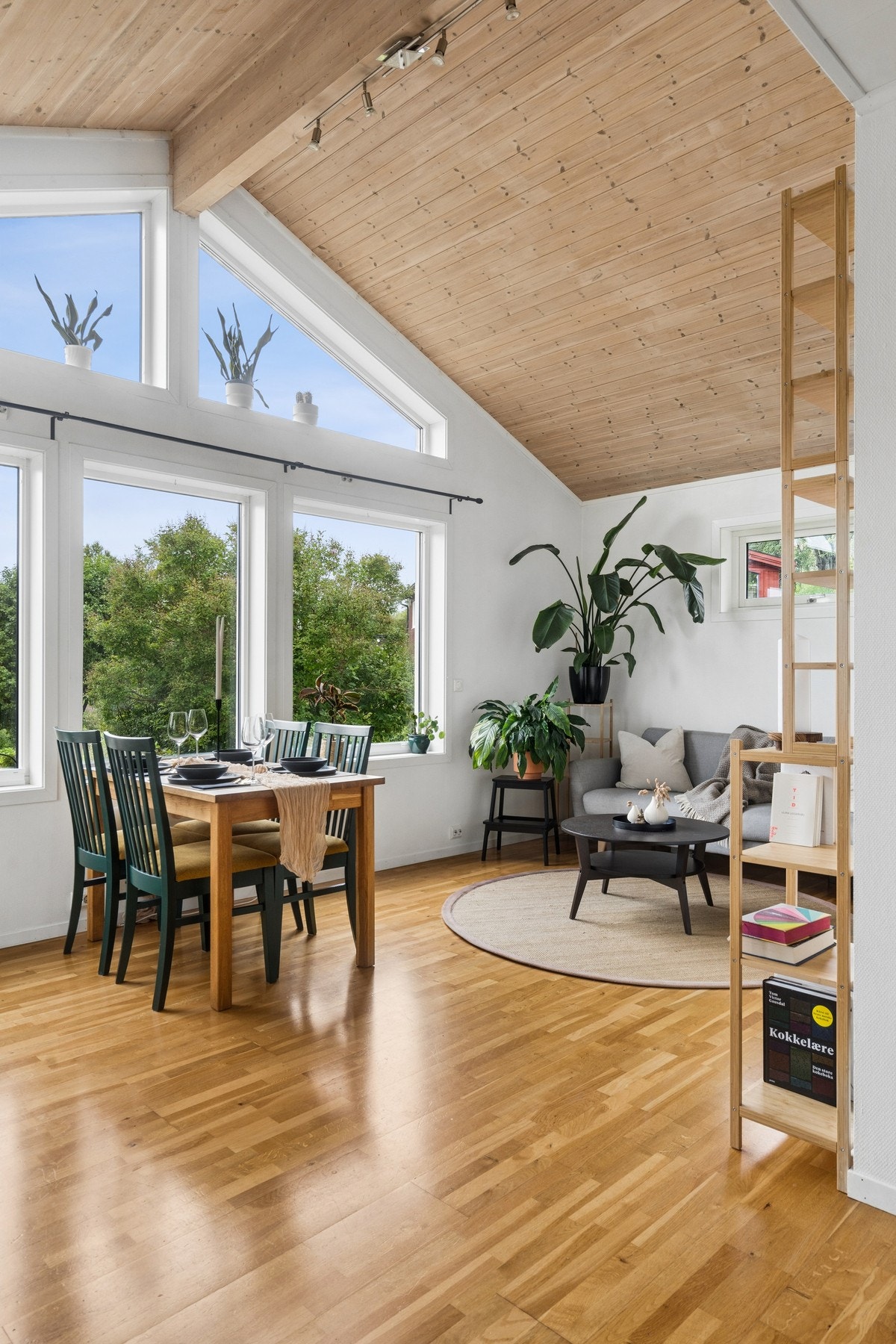 Himlingen er kledd med trepanel. Galleribilde