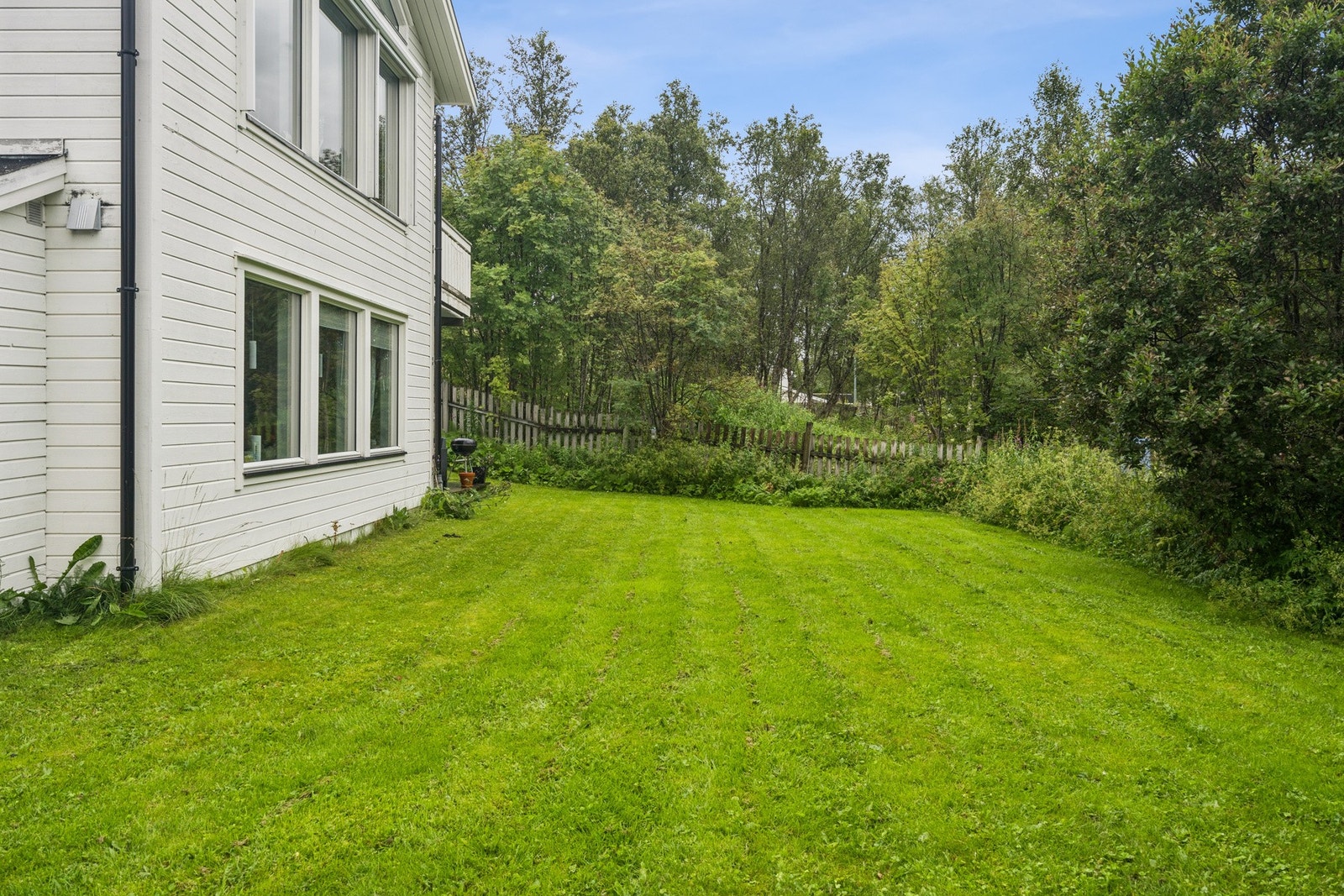 Sameiet har felles uteområder med plen. Galleribilde