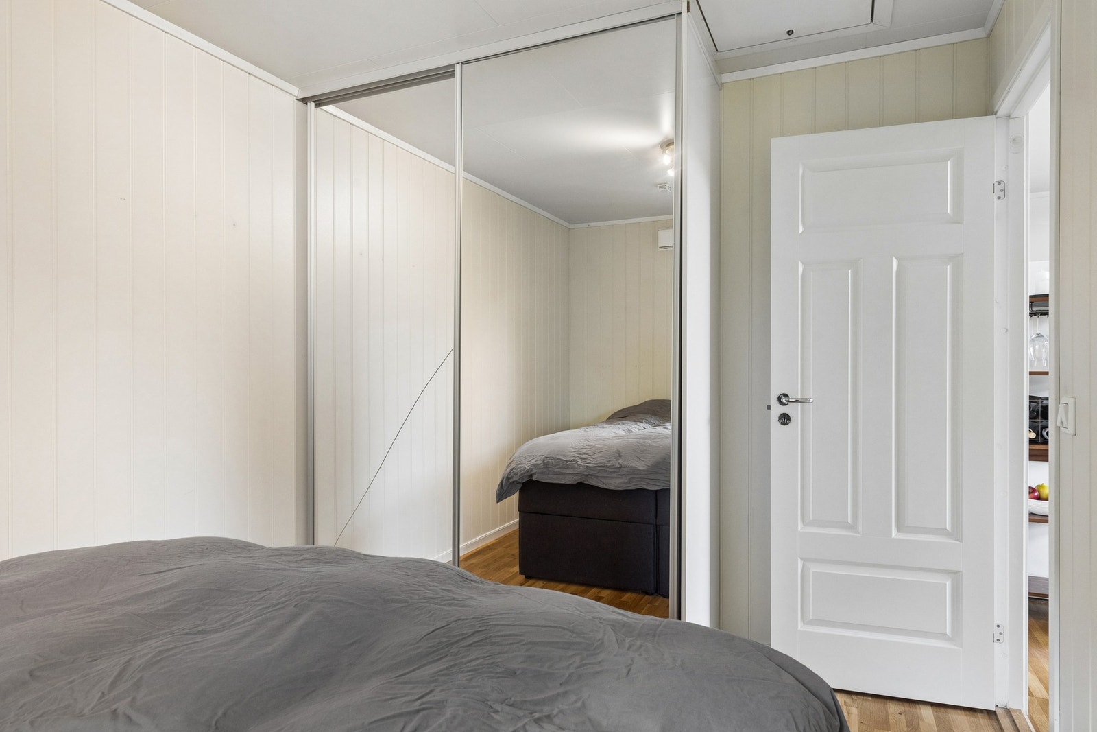 God oppbevaringsplass i skyvedørsgarderobe og loft på soverommet. Galleribilde