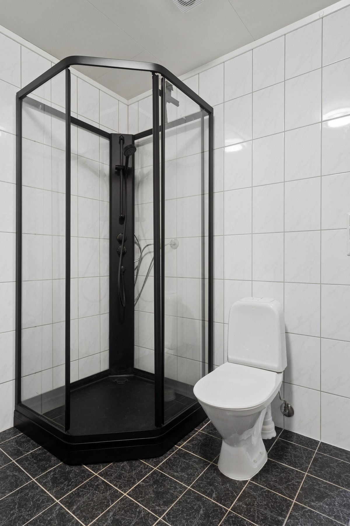 Badet har dusjkabinett og opplegg for vaskemaskin. Galleribilde