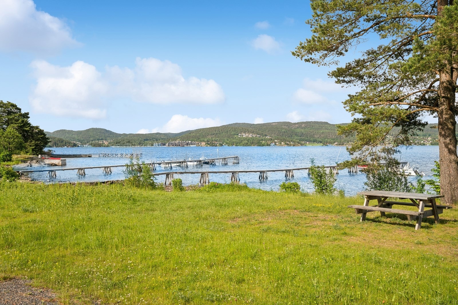 Med den attraktive beliggenheten, nærheten til sjøen, båtplass og den flotte utsikten over Sandebukta, ligger forholdene godt til rette for å utvikle eiendommen til en særdeles hyggelig fritidsbolig. Galleribilde